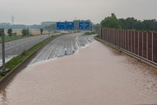 eine-autobahn-in-nrw-steht-halb-unter-wasser-.jpg