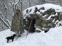 2020-01-20 Steinhütte Unterschlupf im Schnee Jerven Poncho 2 MP.jpg