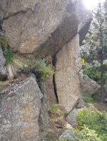 2022-05-30 Neuer Ansitz geschaffen unter überhängedem Felsen als Regenschutz.jpg